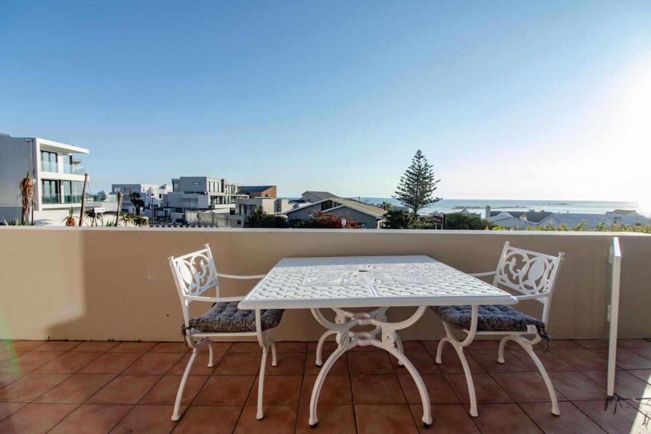 Blaauw Village Guest House Bloubergstrand Exterior photo