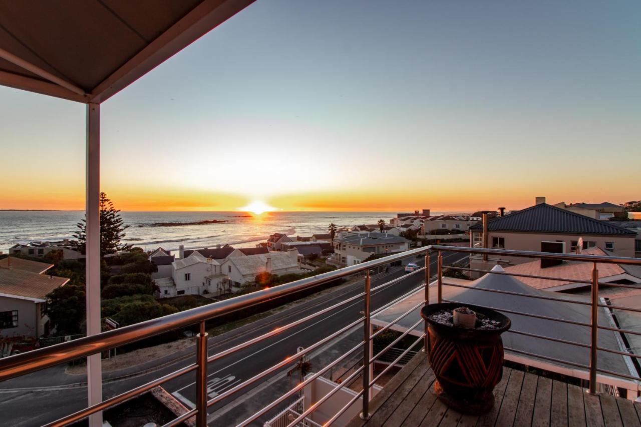 Blaauw Village Guest House Bloubergstrand Exterior photo