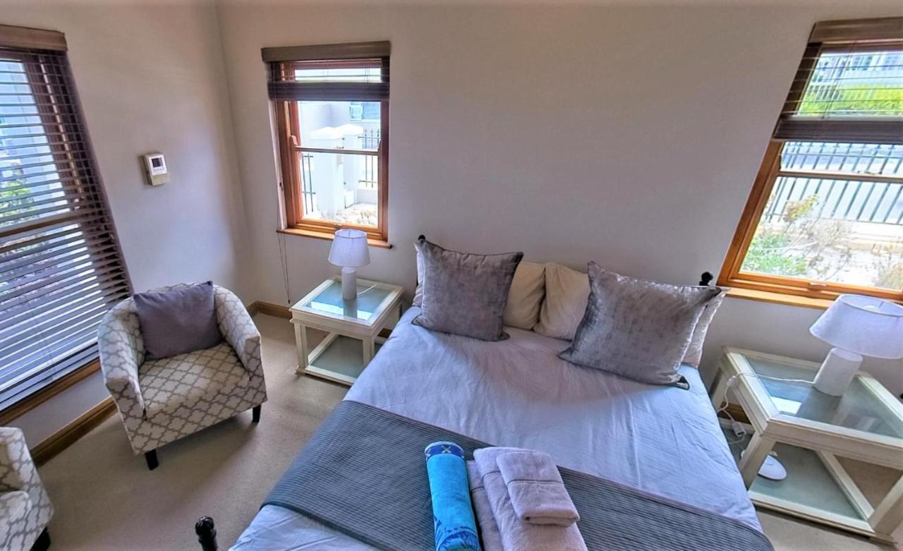 Blaauw Village Guest House Bloubergstrand Exterior photo