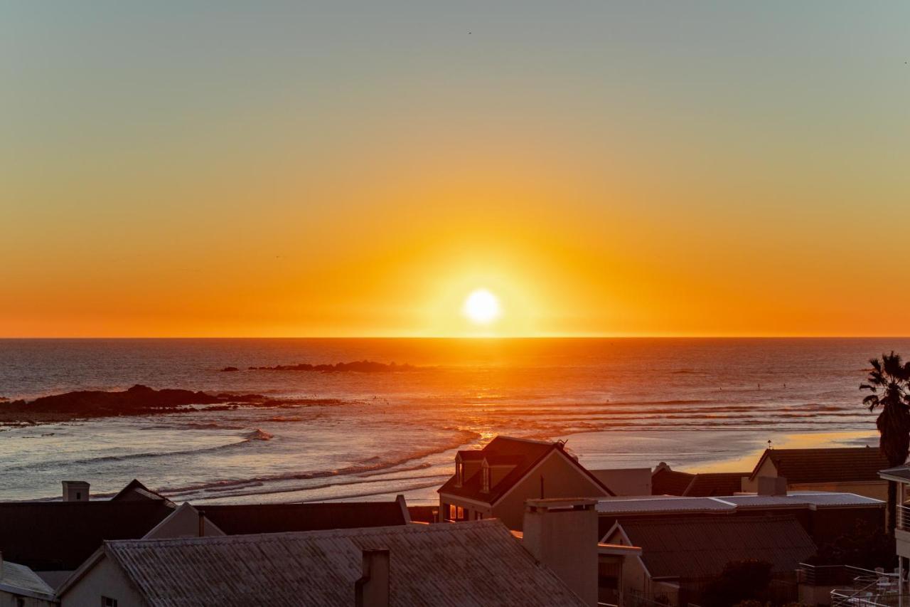 Blaauw Village Guest House Bloubergstrand Exterior photo